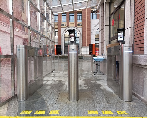 上海市教育學(xué)院實驗學(xué)校（測溫人臉閘機(jī)）(圖1)